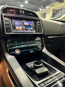 جاگوار F-Pace